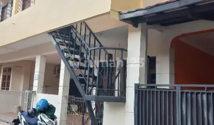 KOS 1 ruang tidur dan 1 ruang tamu.