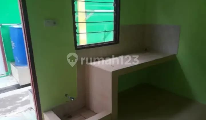 For rent, strategic location shed by the asphalt road.