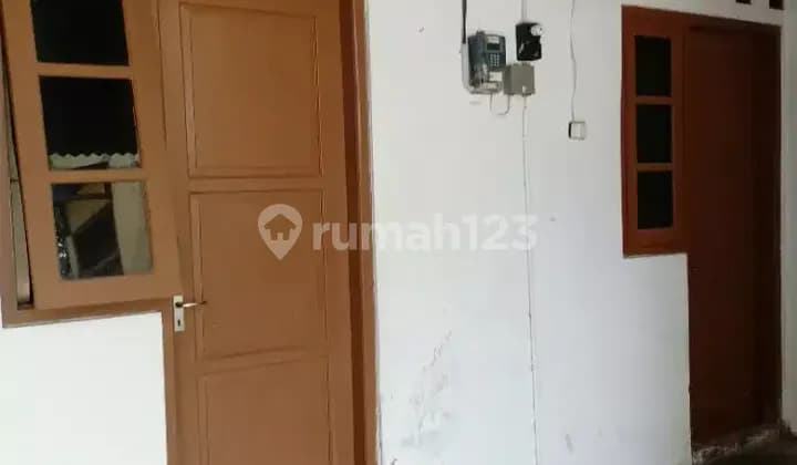 Kos Putri, sebelah timur kantor KPU Atau masjid istical
