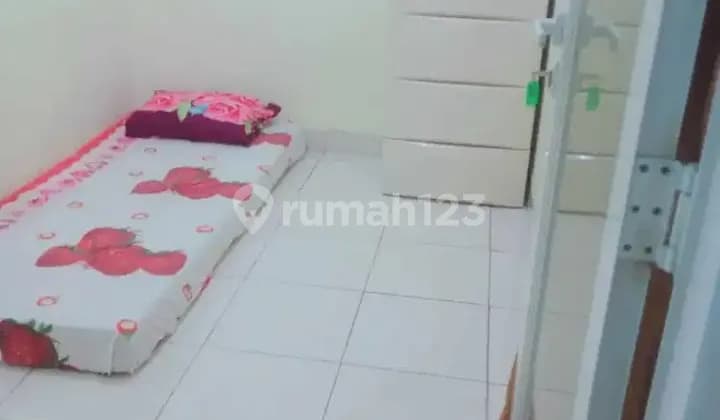 Kos ibu Ike dengan akses dekat jalan raya blakang mall BTM