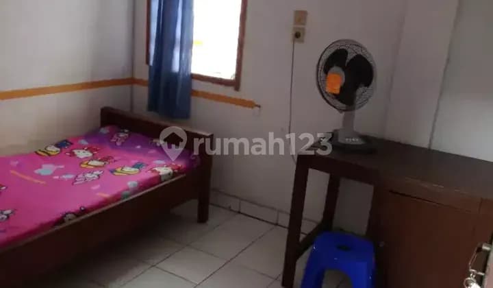 Kos-Kosan Ibu Sri Gultom untuk bujangan di lantai 2