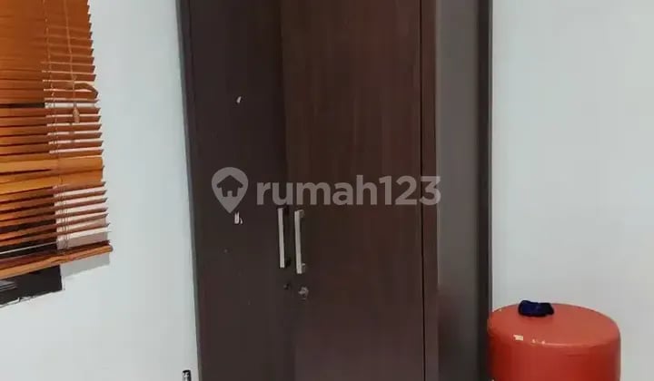 There is an empty room at Putri 80B boarding house.