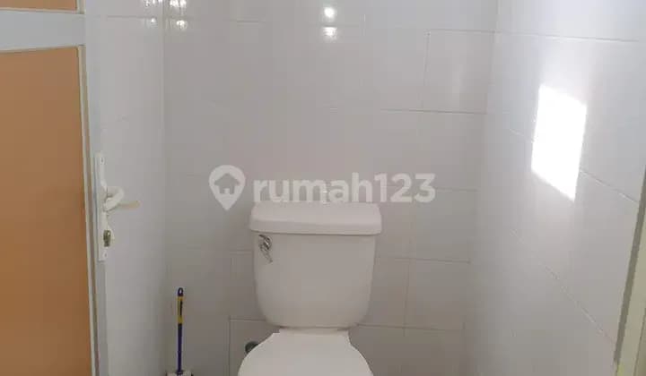 comfortable boarding house in Bintaro Sector 9 complete facilities with car parking