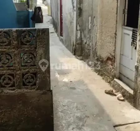 In a rented 1-room unit