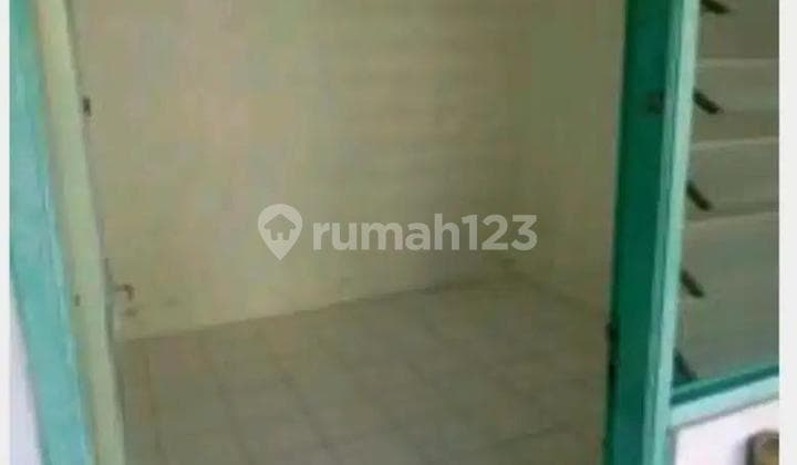 Men's Empty Boarding Room Sleman