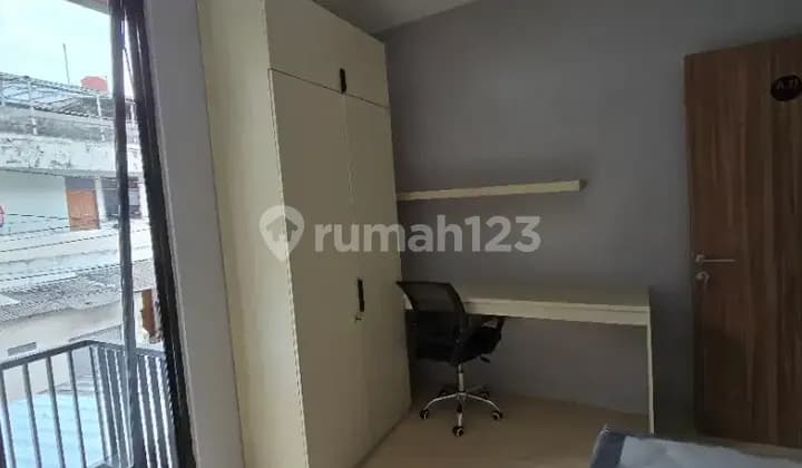 Kost Tawakal jendela hadap luar full fasilitas
