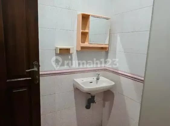 Disewakan 1 kamar kost untuk karyawati/mahasiswi