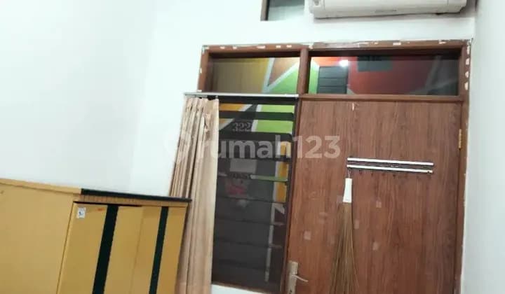 Kost Kos Putri Mahasiswi Karyawati AC Ubaya Tenggilis Kutisari MERR
