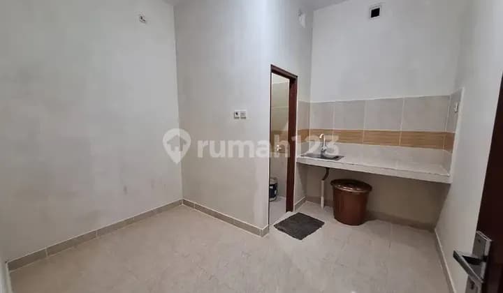 KOS BANGUNAN BARU TIMUR PASAR STAN MAGUWOHARJO