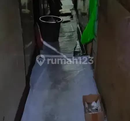 Kontrakan / kost dekat st. Senen. Tanah Tinggi Johar baru.