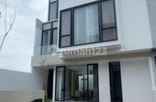 Rumah Baru Dian Istana dekat Club House Lokasi Strategis dekat Mayjen Sungkono