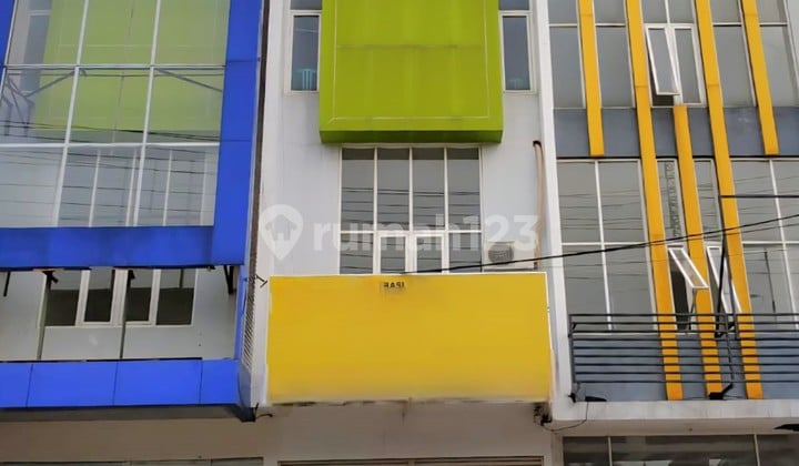 Ruko Dr. Wahidin SH Kebomas Gresik 3 Lantai Pusat Kota Hadap Jalan Raya Area Bisnis Deretan Bank, Resto, Bank dll