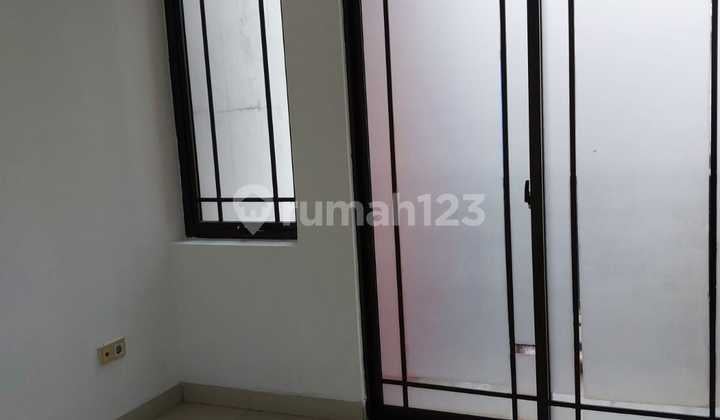Rumah di Green Lake City Cluster Asia Strategis