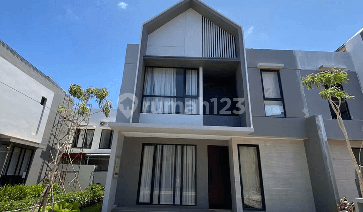 Rumah Cantik di Garden Avenue Cluster Rosewood Dekat Top 100