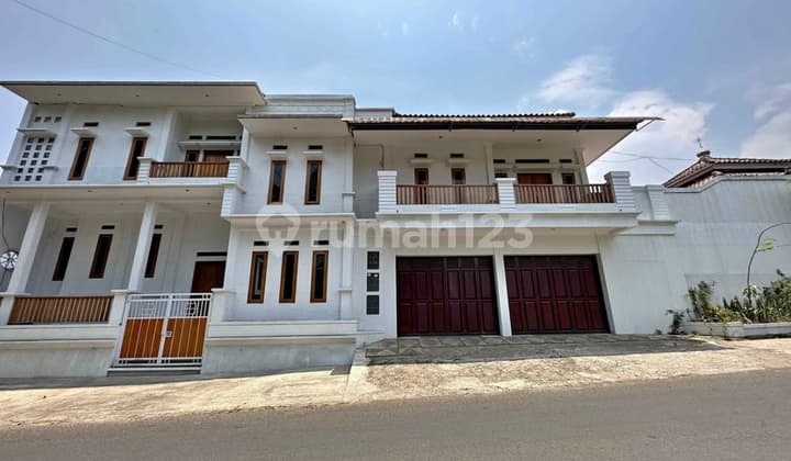 Luxury House with Swimming Pool 5 Bedrooms Cireunghas Sukabumi