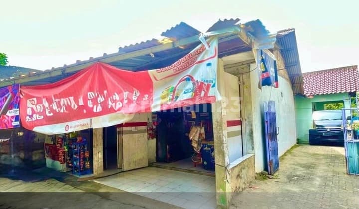 Live Comfortably, Business Runs Smoothly! Strategic Townhouse Shophouse in Bintaro – The Ideal Solution for Future Living and Business. Minimal Renovation Needed, Freehold Certificate.