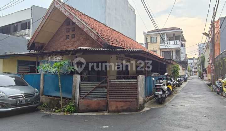 Dijual Rumah Tua Kebon Kacang Selangkah ke Bundaran HI cocok untuk kos, wisma, home stay, dll