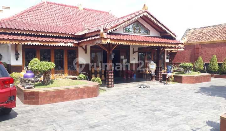 Ethnic House Beside the Southern Square of Yogyakarta Palace Suitable for Accommodation