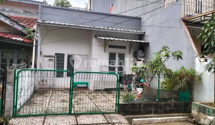 Rumah Asri Depan Lapangan Tenis