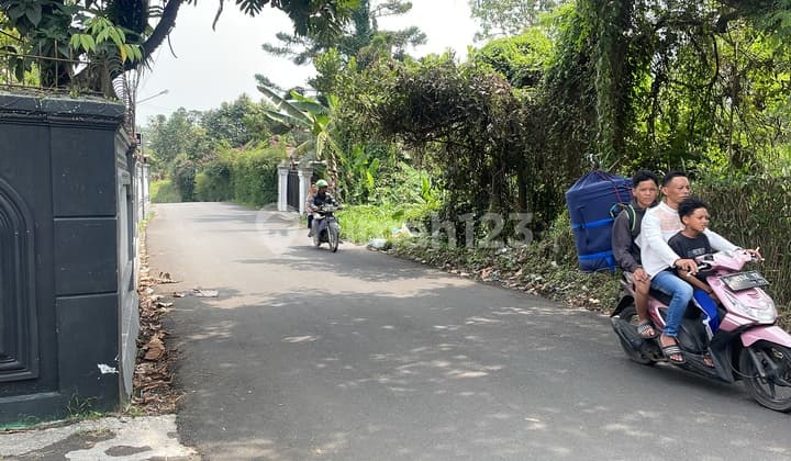 Tanah Strategis Dekat Wisata Little Sinbad. Lebar Jalan Depan 2 Mobil. Lokasi Jalan Jogjogan Cisarua. Belakang Ada Sungai Dan View Depan Gunung. Tanah