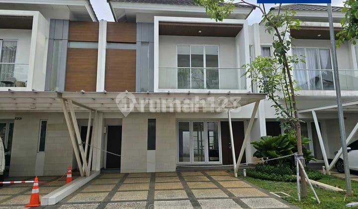 Minimalist Modern 2-Story House in Riviera Metland Puri