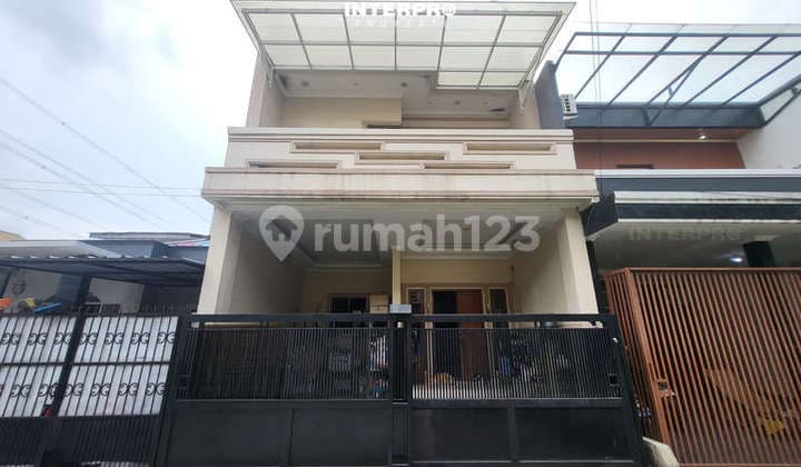 Rumah 3.5 Lantai Semi Furnish Dijual di Metro Permata 1