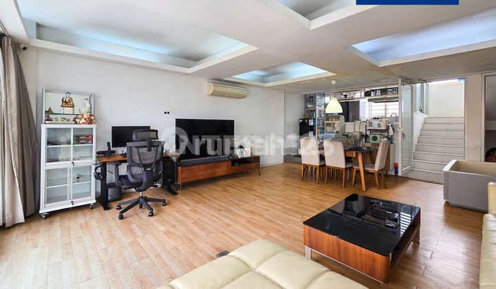 Rumah 3 Lantai Semi Furnished Dijual Di Tanjung Duren