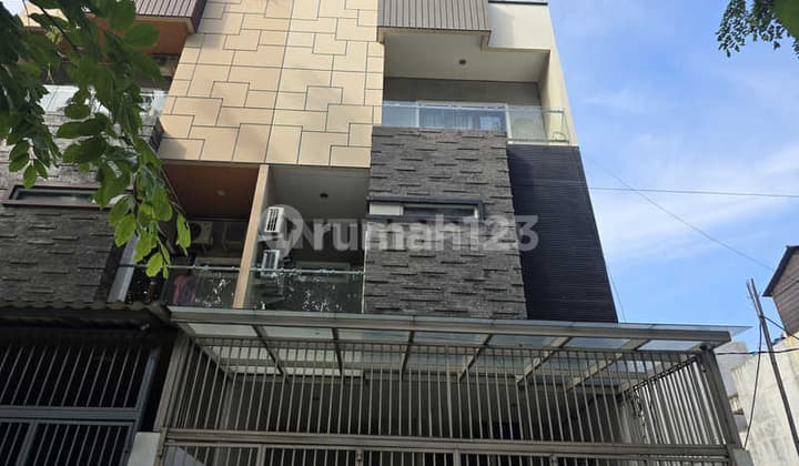 Rumah 4 Lantai Siap Huni Minimalis Modern di Taman Ratu Jak Bar