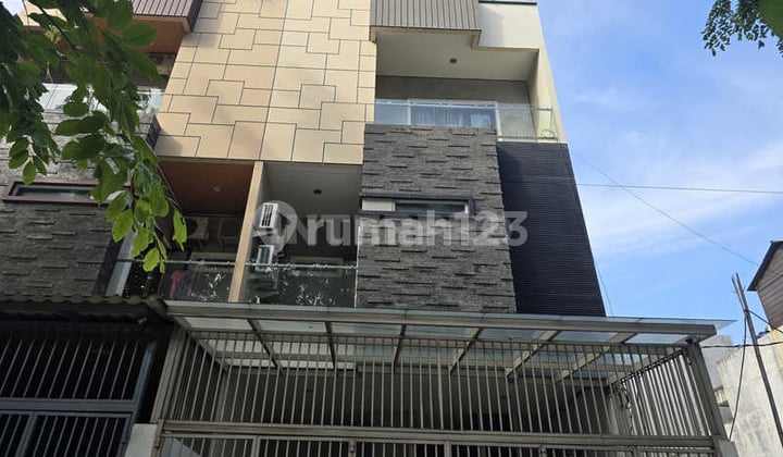 Rumah 4 Lantai Siap Huni Minimalis Modern di Taman Ratu Jak Bar