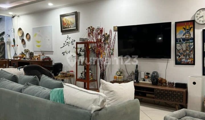 Rumah 2 Lantai Semi Furnish Siap Huni Dijual di Taman Ratu