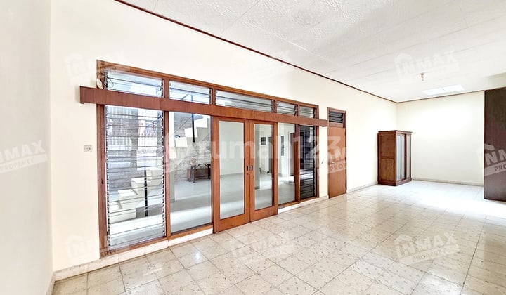 Rumah Terawat Cocok Untuk Keluarga Dan Kantor, Dekat Sekolah