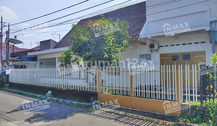 Rumah Luas Dan Terawat Di Daerah Pulau" (men_ro)