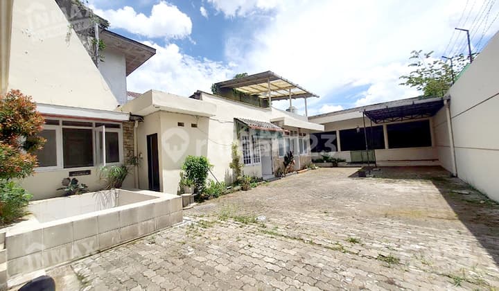 Rumah Luas Pinggir Jalan, Cocok untuk Bank, Kantor