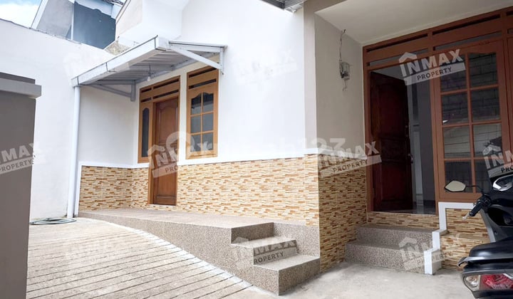 Rumah Hari Tua Dekat Gereja, Pusat Perbelanjaan Lingkungan Tenang