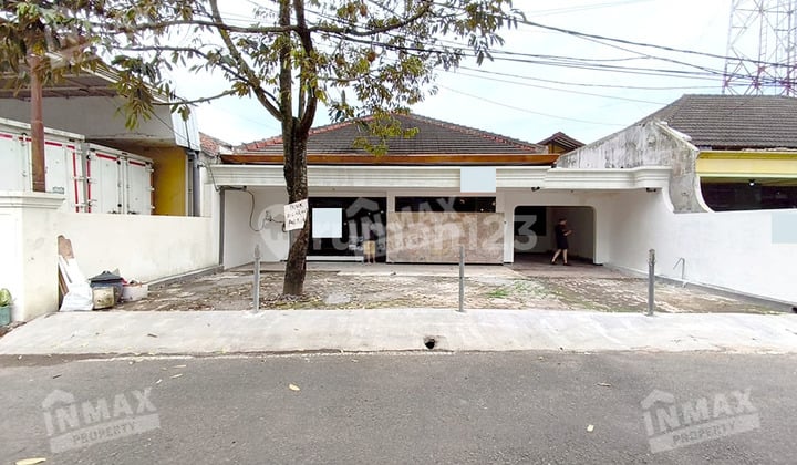 Rumah Luas Cocok untuk Kantor atau Gudang Dekat Jalan Besar