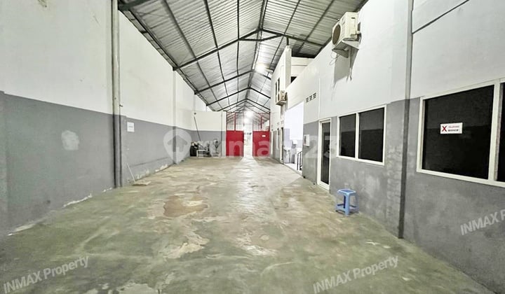 Gudang Persis Di Jalan Besar Menuju Tajinan (taj_lyd)