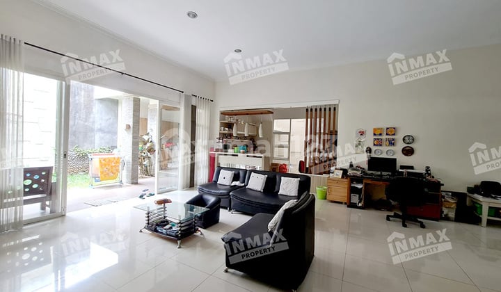 Rumah Luas Siap Huni Cocok Untuk Keluarga Row Jalan Lebar