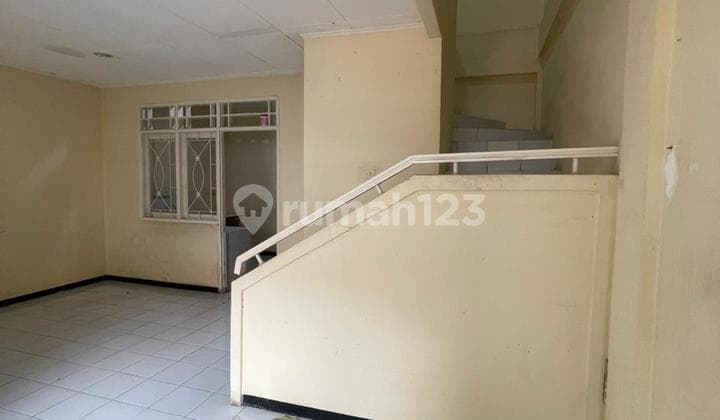 Disewakan Cepat Baru Renovasi Rumah Taman Palem Lestari 2 Lantai, Jakarta Barat