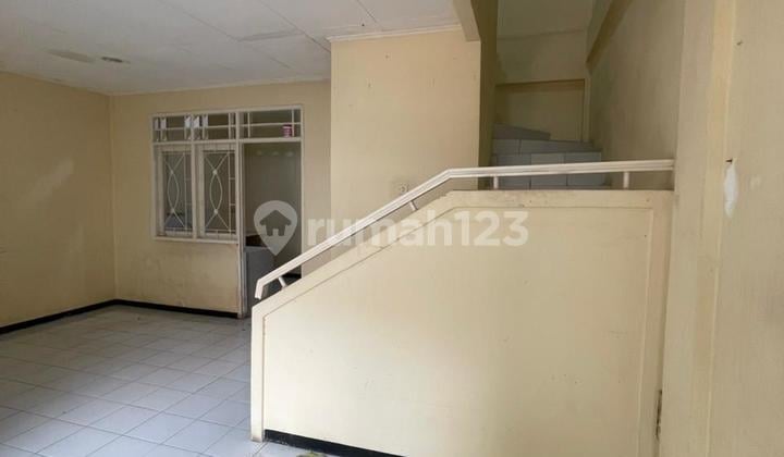 Disewakan Cepat Baru Renovasi Rumah Taman Palem Lestari 2 Lantai, Jakarta Barat
