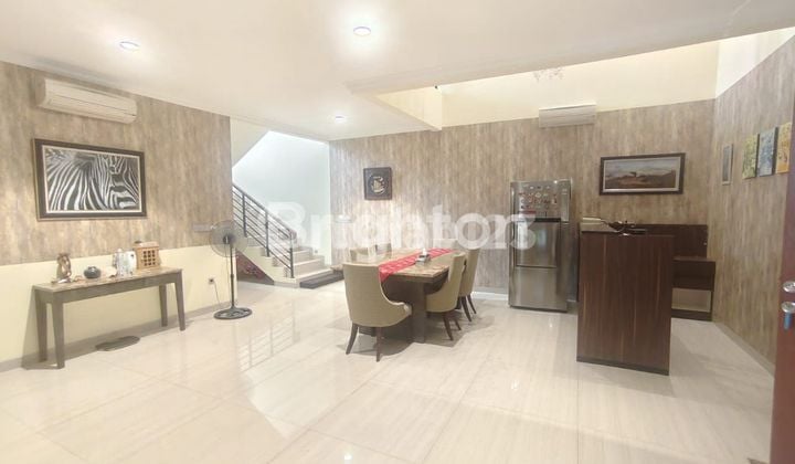 RUMAH MEWAH DENGAN SWIMMING POOL DI BSD CITY TANGERANG SELATAN