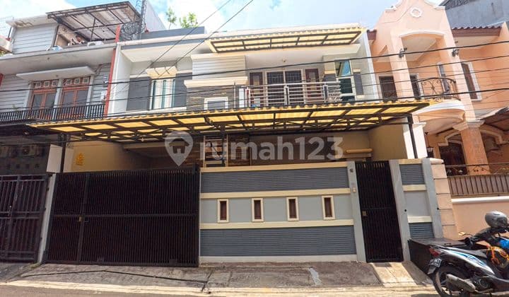 Rumah Mewah 3 Lantai Lebar 9 di Tomang Mandala Bebas Banjir