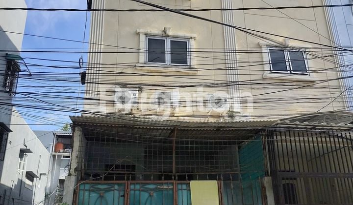 4-Story Hook House in Jelambar with 6 Rooms, Corner of Tubagus Angke, West Jakarta