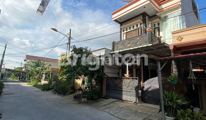 RUMAH 2,5 LANTAI SIAP HUNI DI VIĹLA MUTIARA GADING 3 BEKASI