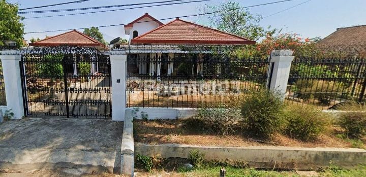 RUMAH LUAS DAN KOKOH MODEL BELANDA DI KOTA MALANG