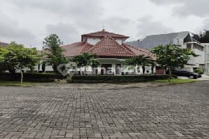 Strategic House, Flood-Free, Spacious Garage.