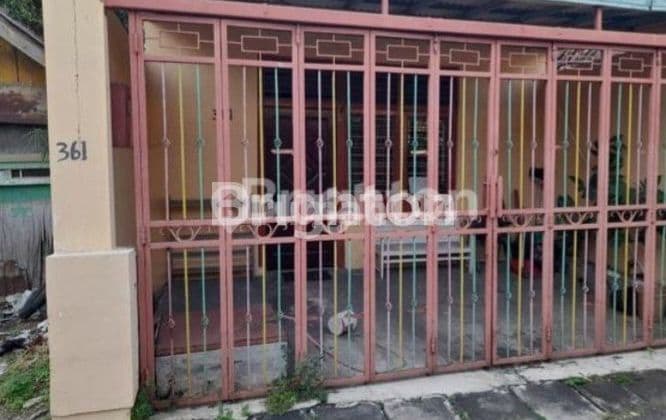 RUMAH DI TENGAH ĶOTA DI PUSAT PERDAGANGAN