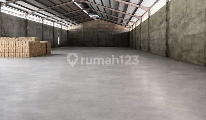 Warehouse Area 1,100M² on Jl. Yos Sudarso Pekanbaru
