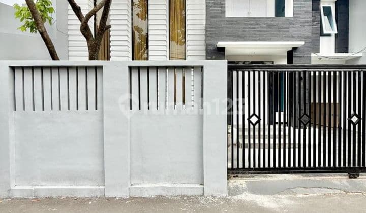 Rumah Mewah 3 Lantai di Margonda