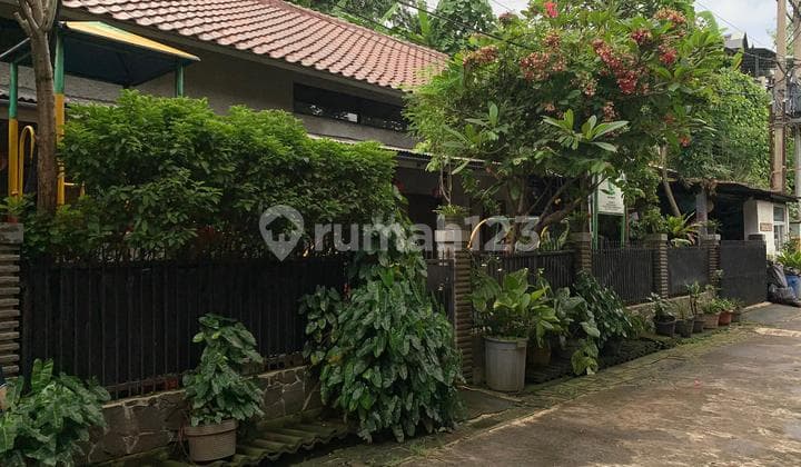 Rumah Asri dengan Taman Bermain di Perumahan Pgri Depok