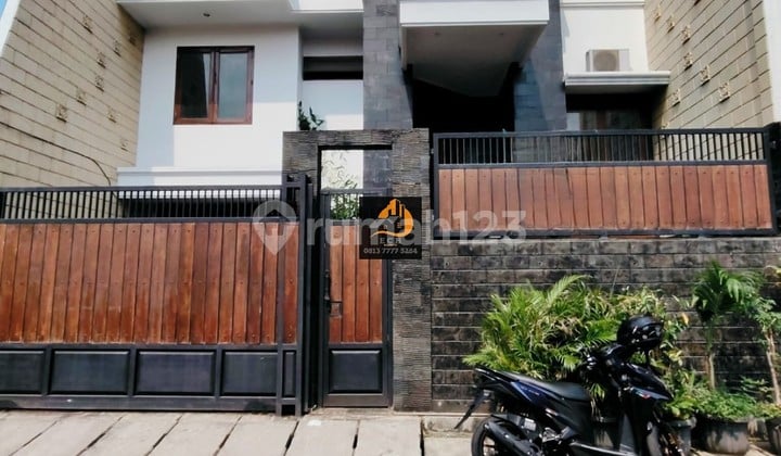 3-Story Split Level Second House, Solid in Pisangan Lama/Tp103